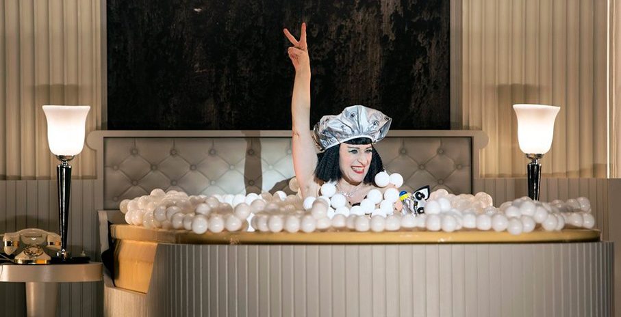 Pearls of Cleopatra, Komische Oper
