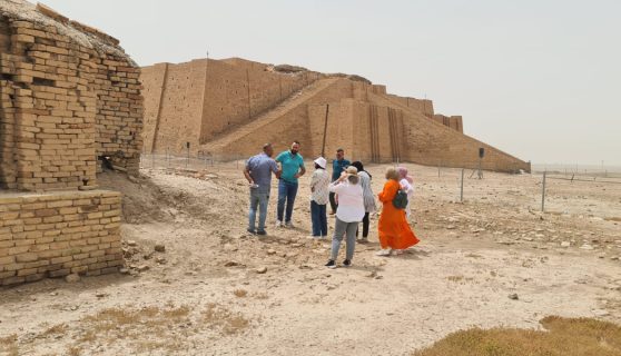 Participants from Tech4Heritage’s Nassiriyah workshop taking part in fieldwork at Ur, image credit, Ivan Erhel, TheFactStories.